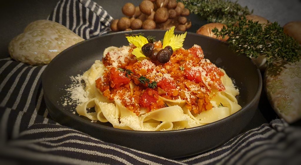 Fettuccine mit würziger Linsen-Bolognese (vegan) - lifestylezauber.de