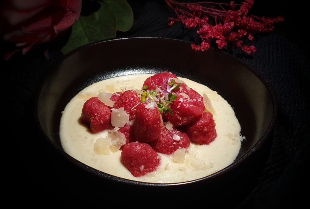 Rote Bete Gnocchi in samtiger Parmesansauce - lifestylezauber.de