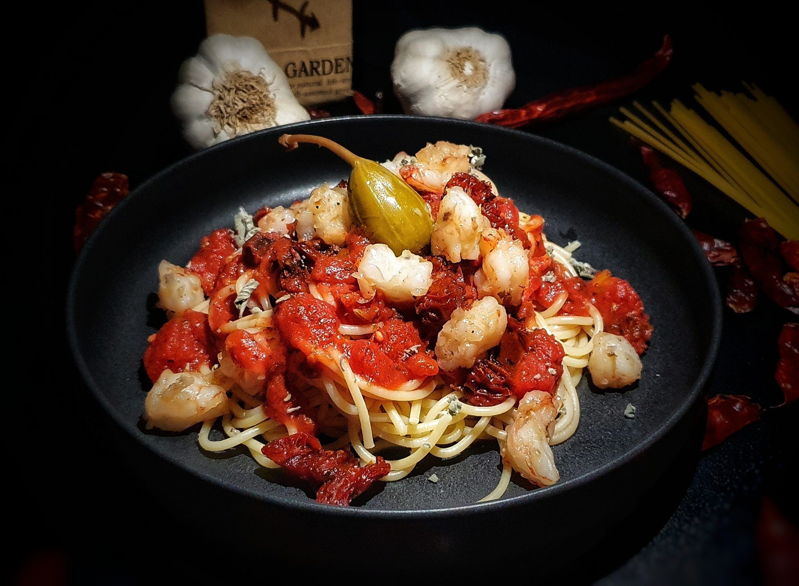 Mediterrane Spaghetti mit Gambas und Kapern in Tomaten-Sauce ...