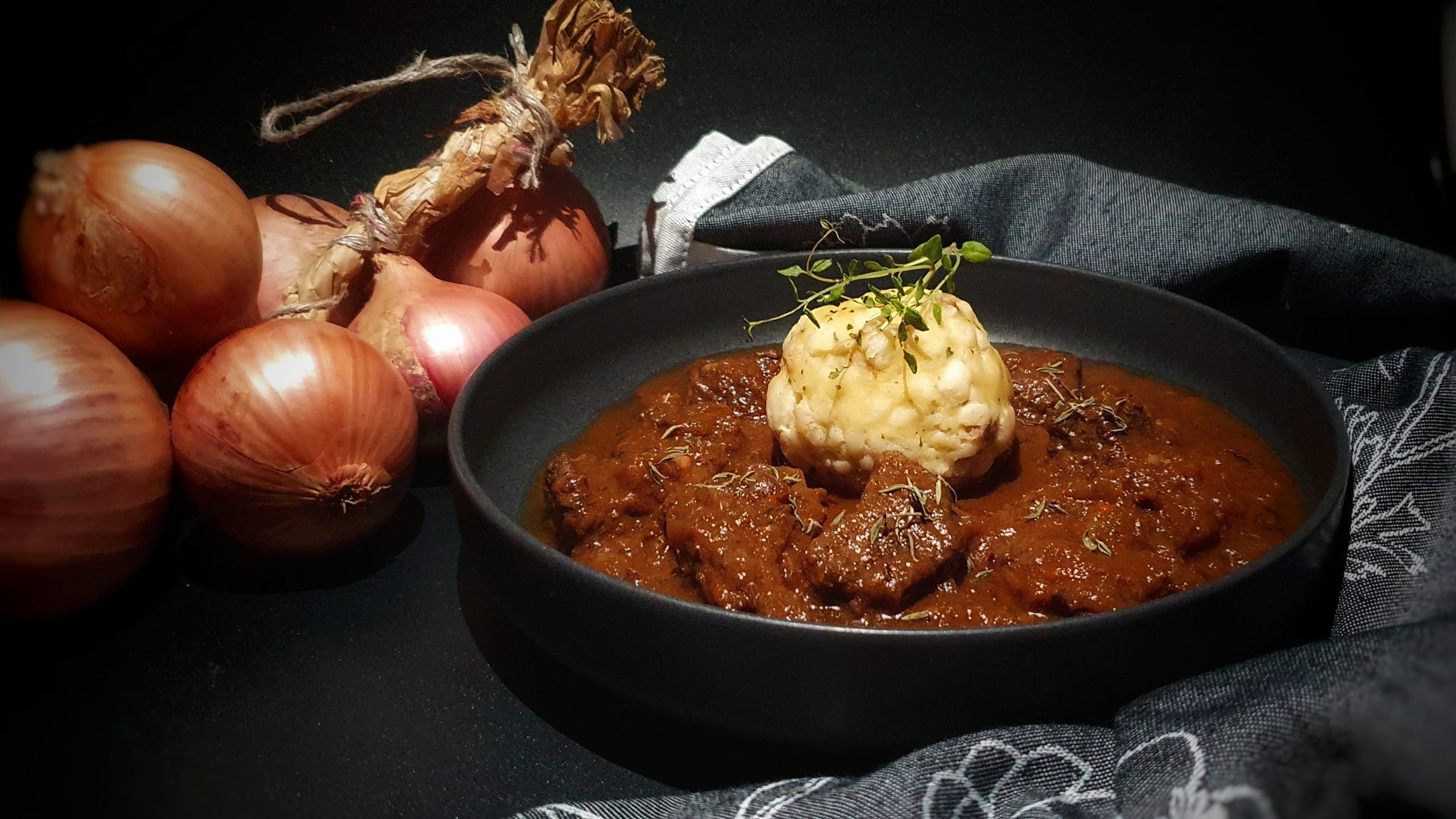 Würzig saftiges Rindergulasch mit Semmelknödel - lifestylezauber.de