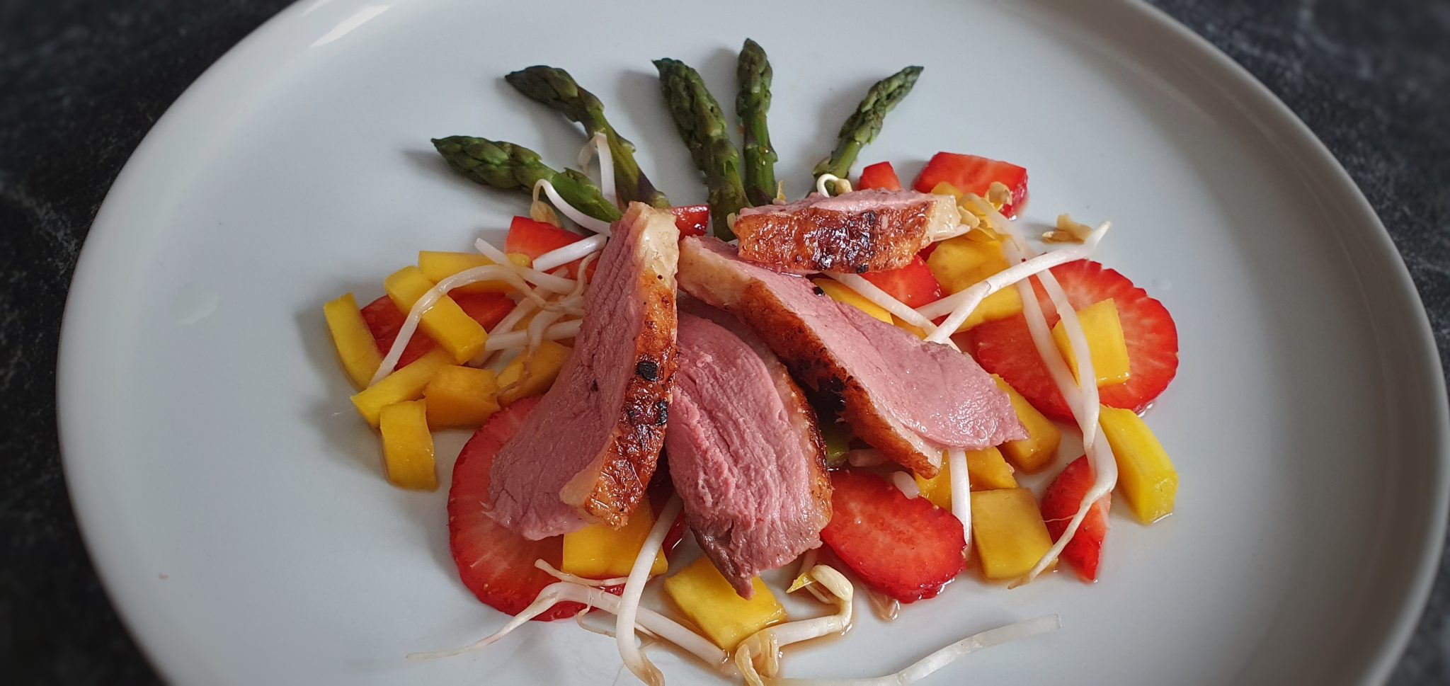Grüner Spargel Salat mit Mango, Erdbeere und Entenbrust ...