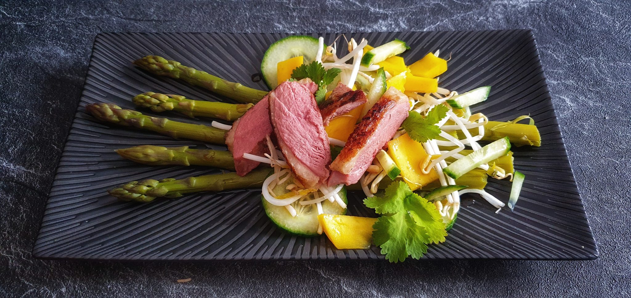 Grüner Spargel-Mango Salat mit rosa gebratener Entenbrust ...