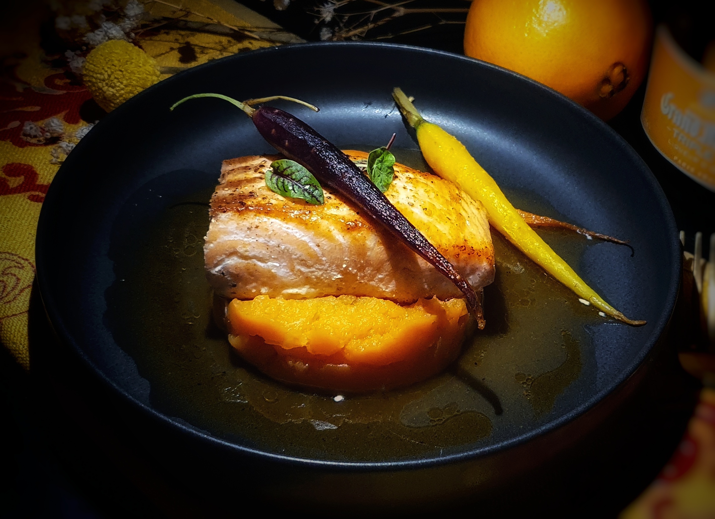 Lachs auf Süßkartoffel-Karottenpüree mit Gourmet-Möhren und Orangen ...